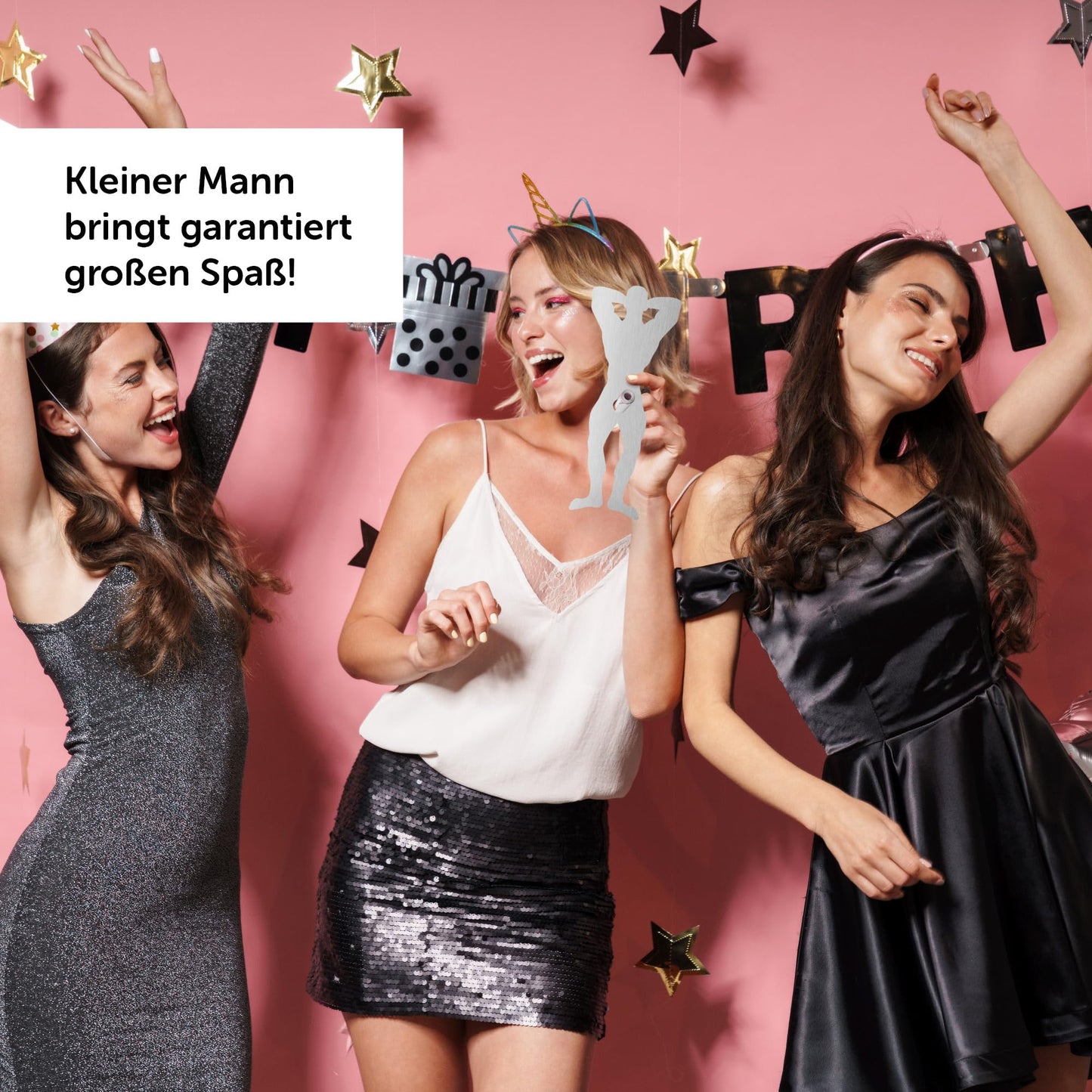 Drei Frauen feiern mit einem lustigen Edelstahl Mann als Geschenkaccessoire vor einer bunten Hintergrunddekoration.