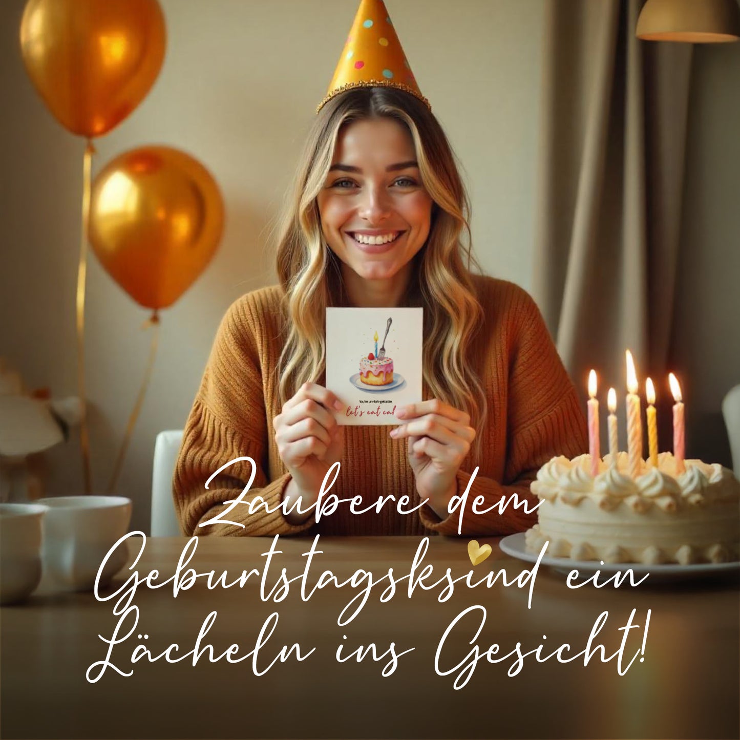 Junge Frau mit Geburtstagshut hält witzige Geburtstagskarte vor einem Tisch mit Kuchen und Kerzen.