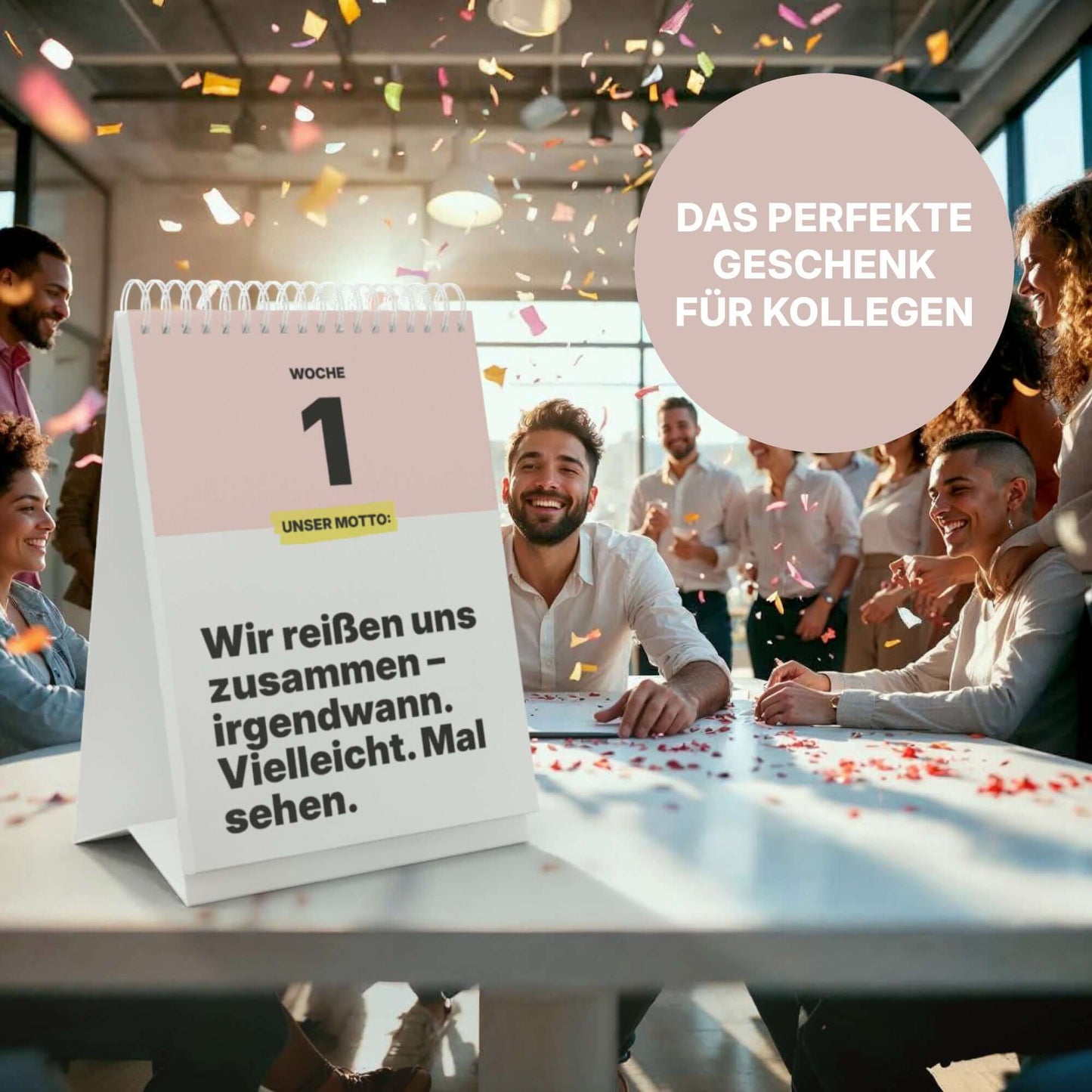 Tischkalender mit witzigem Spruch, umgeben von feiernden Kollegen im Büro, ideales Geschenk für gute Laune.
