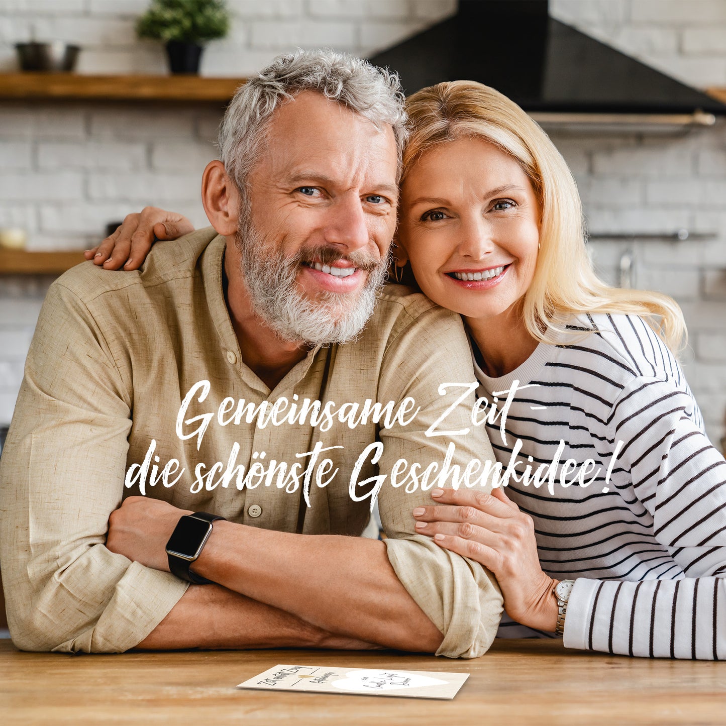 Glückliches Paar bei einem Gutschein Puzzle, das gemeinsame Zeit schenkt, lächelnd in gemütlicher Umgebung.