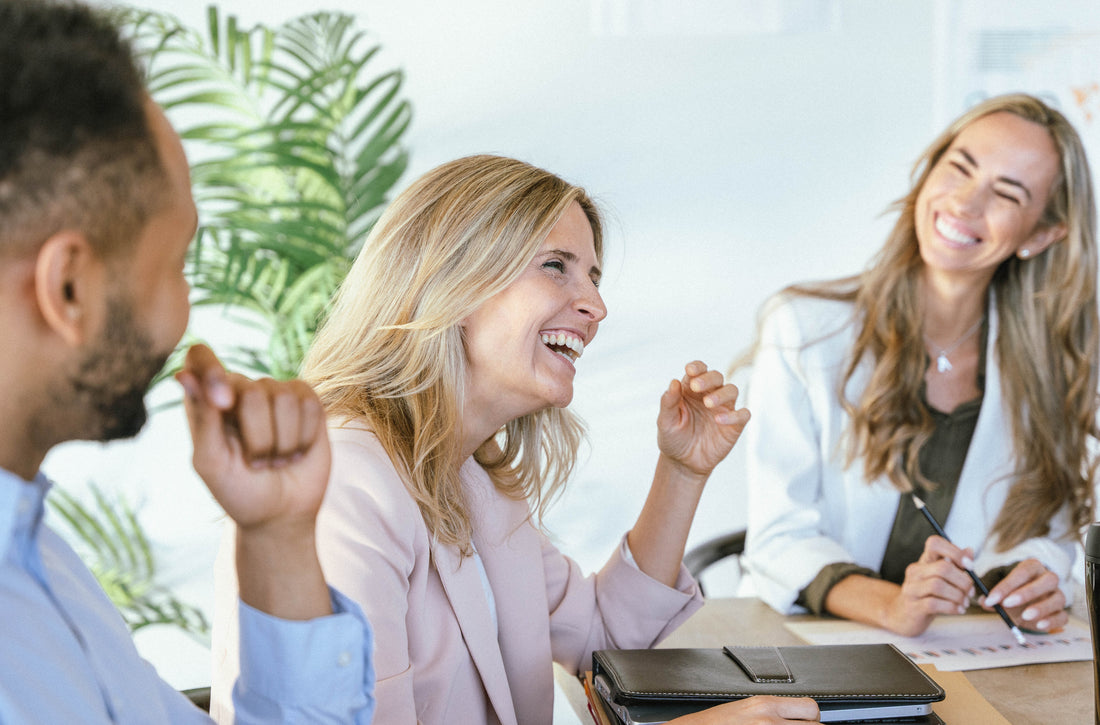Humorvolle Arbeitsatmosphäre im Büro – Warum Lachen im Job nicht zu kurz kommen sollte
