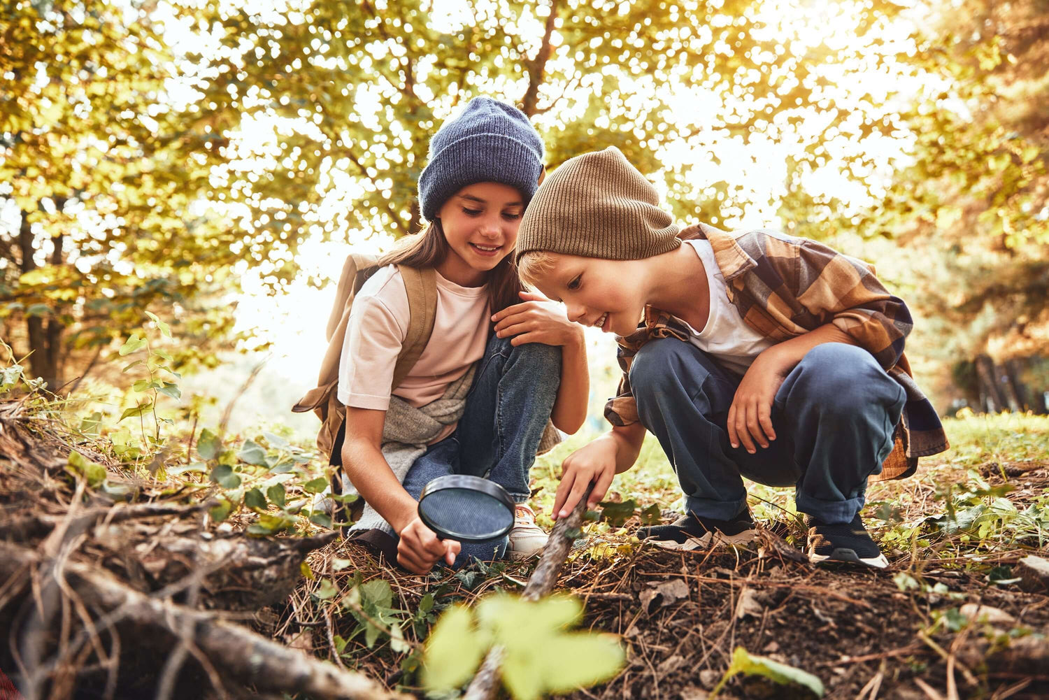 Kinder erforschen gemeinsam die Natur, fördern die Neugier und das Lernen mit Spielaktivitäten im Freien.