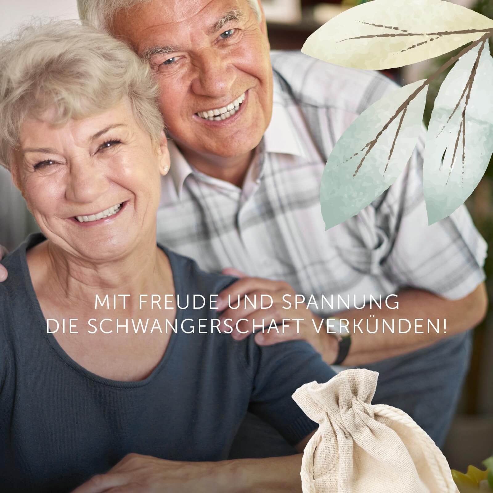 Oma und Opa lächeln glücklich und feiern die Schwangerschaftsverkündung mit einem Puzzle geschenk.