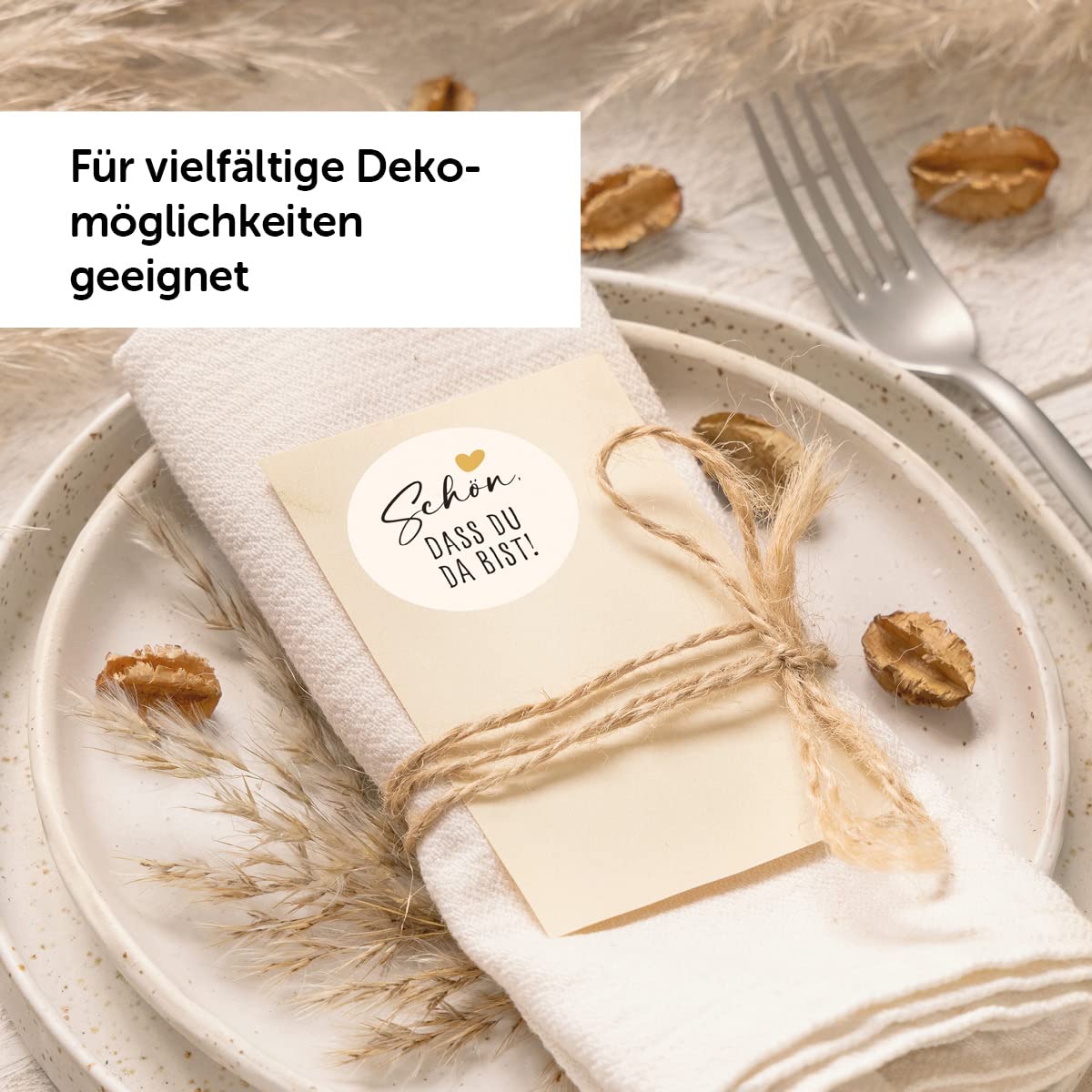 Gestylte Tischdekoration mit Aufkleber "Schön, dass du da bist" auf Serviette, ideal für Hochzeiten und Feiern.