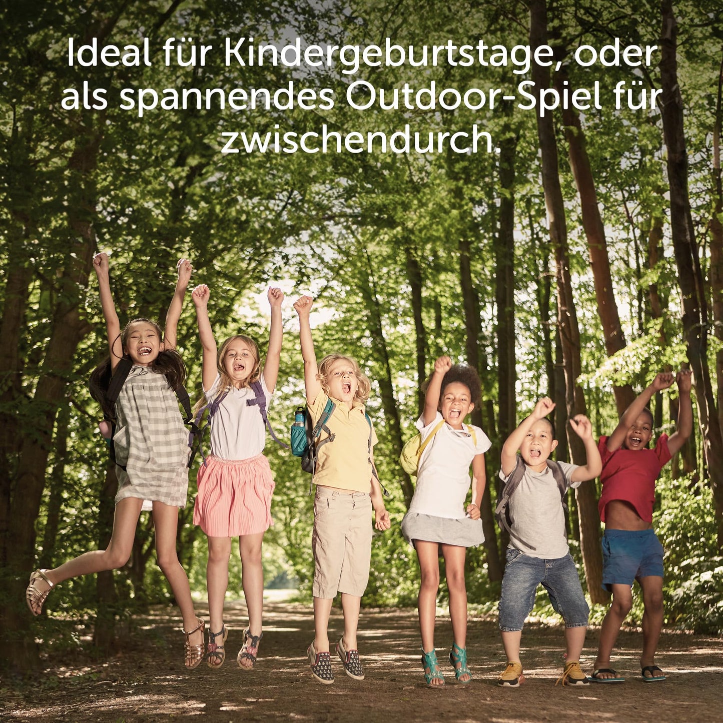 Kinder spielen und springen im Freien, ideal für Geburtstagsfeiern und Outdoor-Aktivitäten.