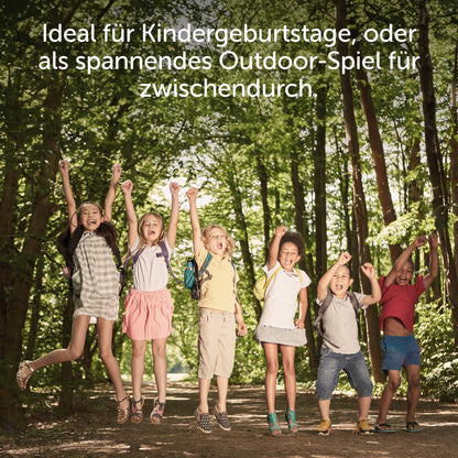 Kinder spielen und springen im Freien, ideal für Geburtstagsfeiern und Outdoor-Aktivitäten.