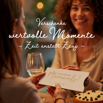 Zwei Frauen bei einer Feier, eine präsentiert den Gutschein "Lass uns Momente sammeln!" für gemeinsame Erlebnisse.