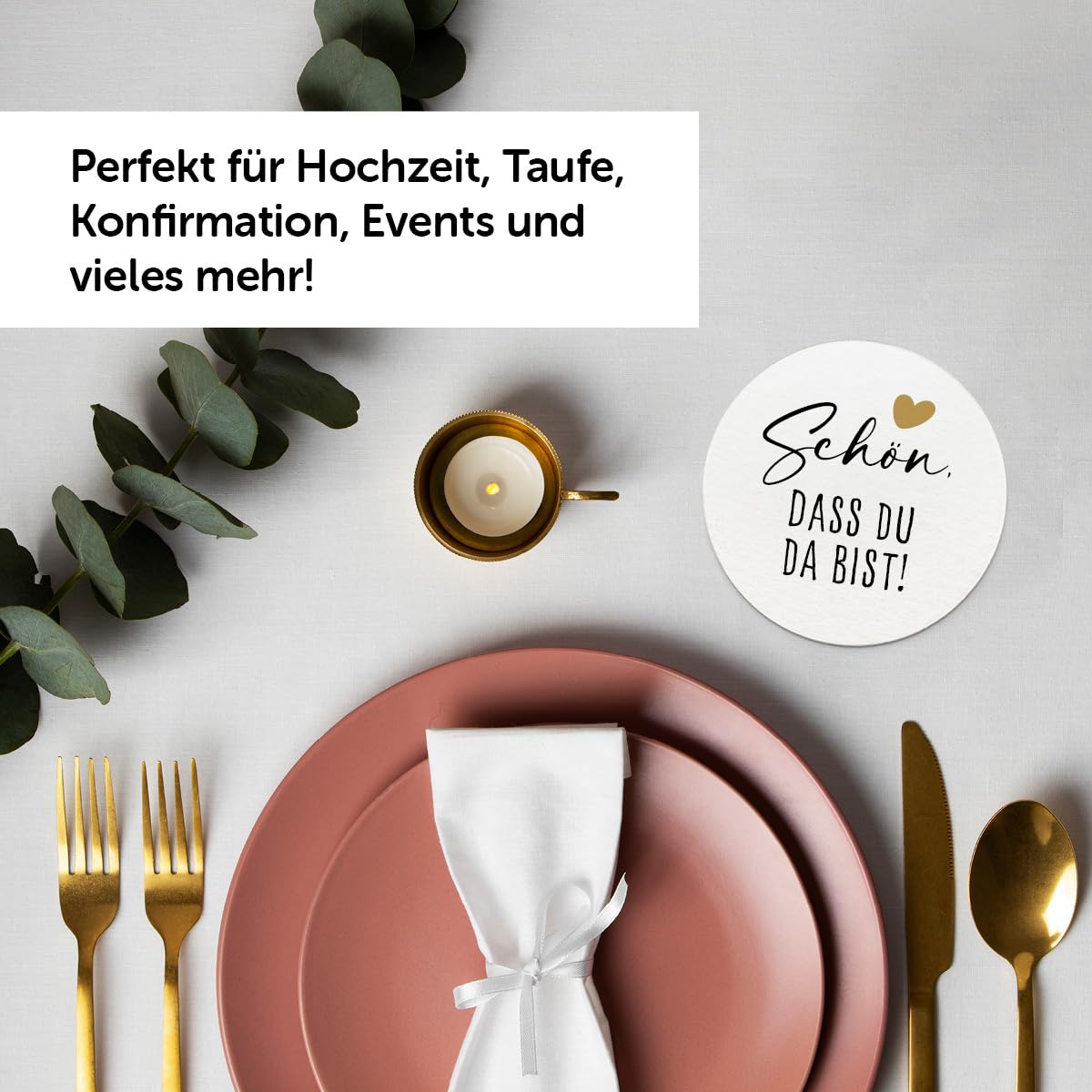 Bierdeckel 'Schön, dass du da bist!' auf festlich gedecktem Tisch für verschiedene Events.