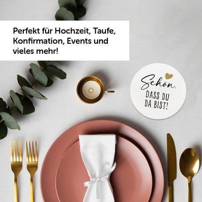 Bierdeckel 'Schön, dass du da bist!' auf festlich gedecktem Tisch für verschiedene Events.