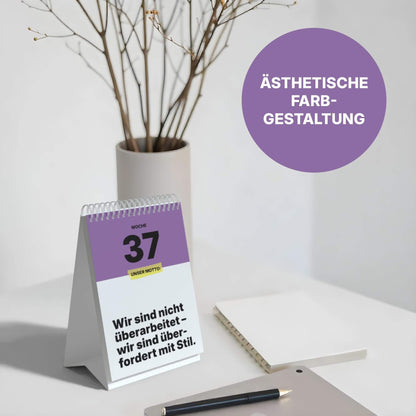 Tischkalender mit witzigem Spruch, Woche 37, moderne Farbgestaltung, ideal für Büro und Homeoffice.