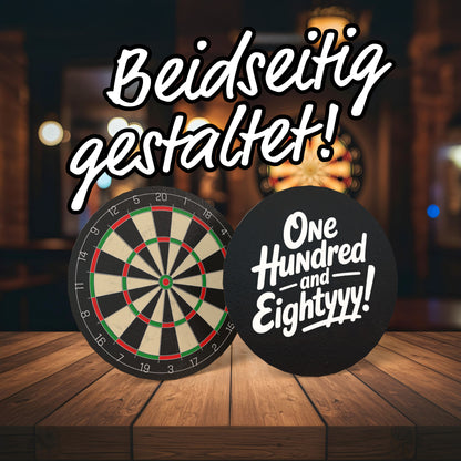 Dart Bierdeckel 12er-Set – beidseitig bedruckt mit Dartscheibe & Spruch | Dart Deko & Geschenkidee, runde Bierdeckel auf Holzuntergrund.