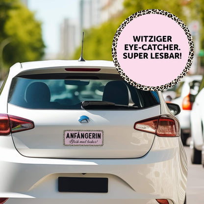 Fahranfängerin Magnetschild auf Auto, 25 x 10 cm, auffälliger Blickfang für Fahranfängerinnen, sicher unterwegs.