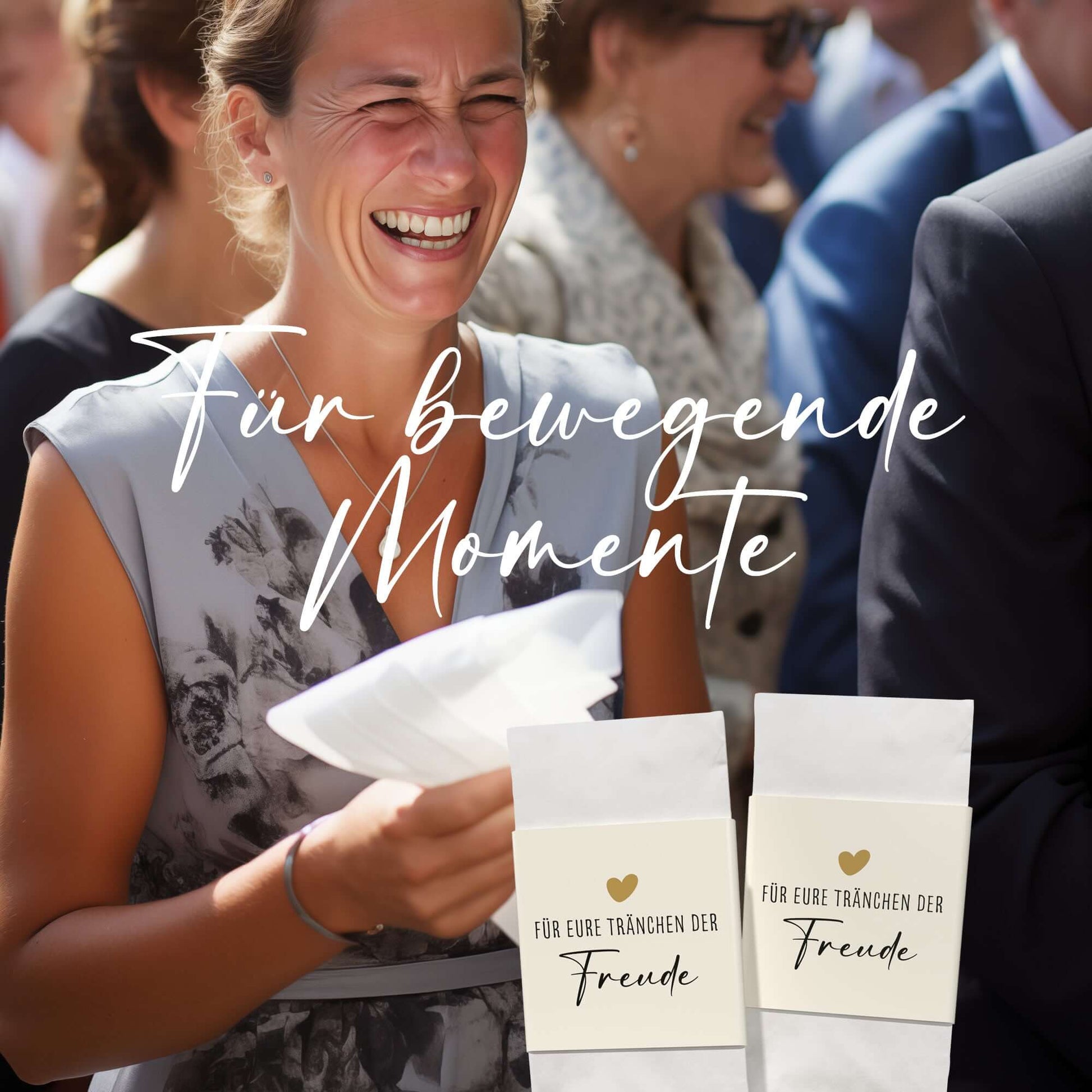 Lächelnde Frau mit Taschentüchern während einer Hochzeit, umgeben von Gästen, mit Fokus auf Taschentuch-Banderolen.