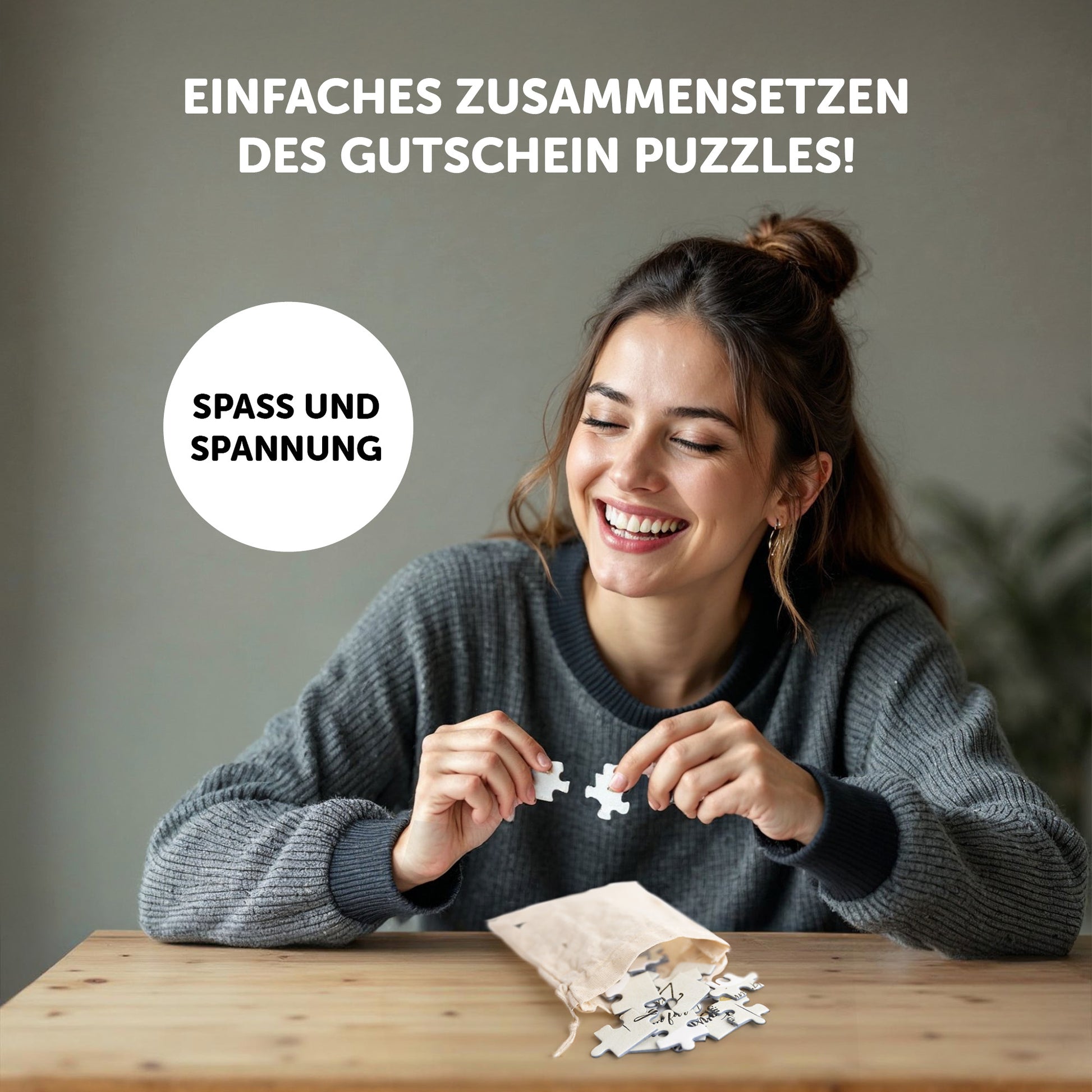 Frau freut sich beim Zusammensetzen des Gutschein Puzzles mit Spaß und Spannung.
