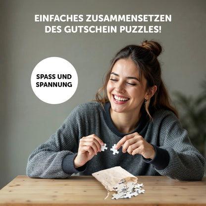 Frau freut sich beim Zusammensetzen des Gutschein Puzzles mit Spaß und Spannung.