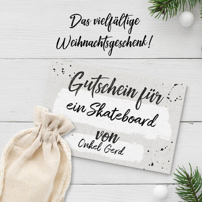 Gutschein für ein Skateboard mit Stoffbeutel, ideales Weihnachtsgeschenk im kreativen Design.