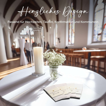 Elegantes Design für Hochzeiten und Feiern, mit frischen Blumen und Kerze auf einem festlichen Tisch.