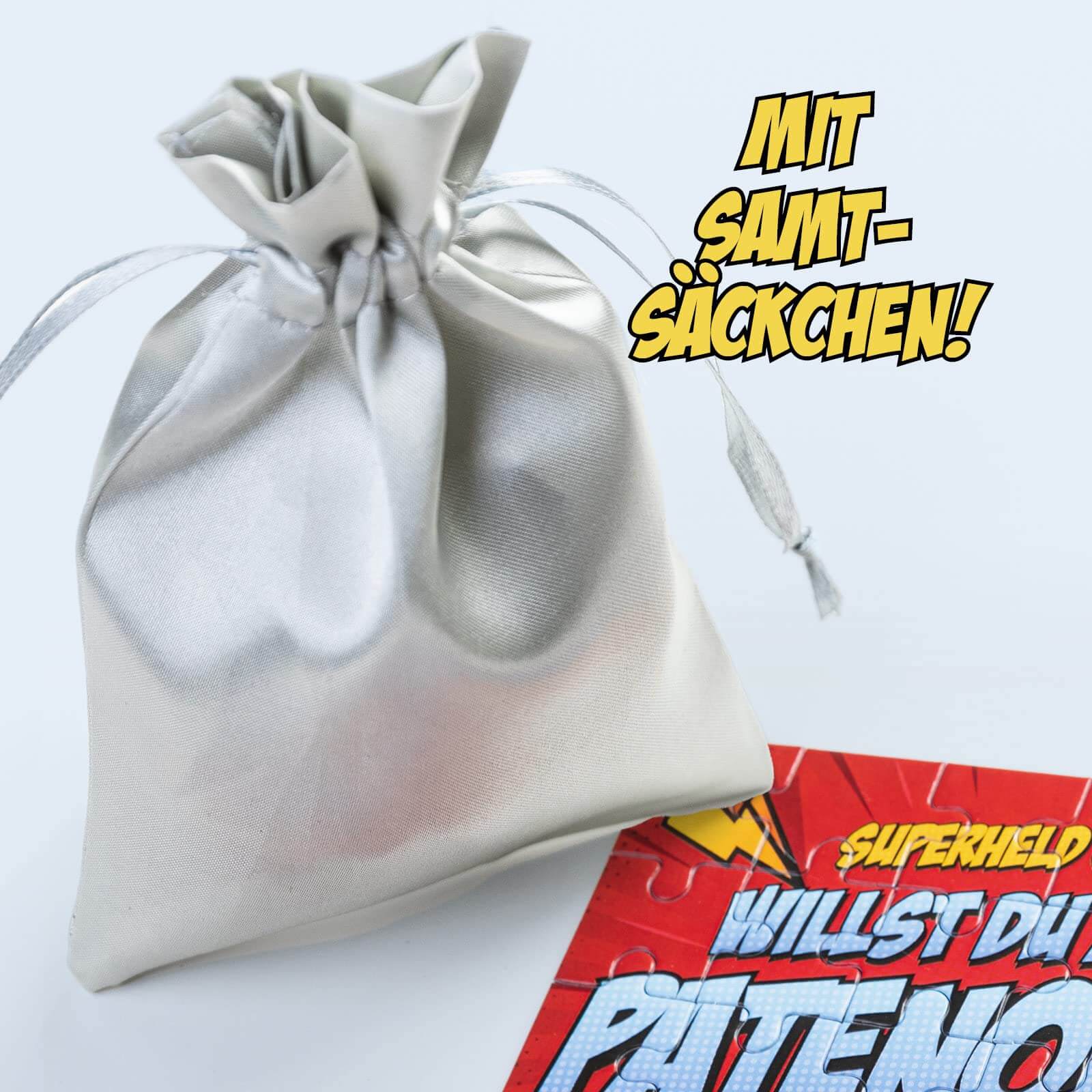 Silbernes Satinsäckchen für das Superhelden Puzzle, ideal zum Fragen "Willst Du mein Patenonkel sein?"