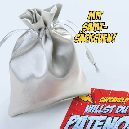 Silbernes Satinsäckchen für das Superhelden Puzzle, ideal zum Fragen "Willst Du mein Patenonkel sein?"