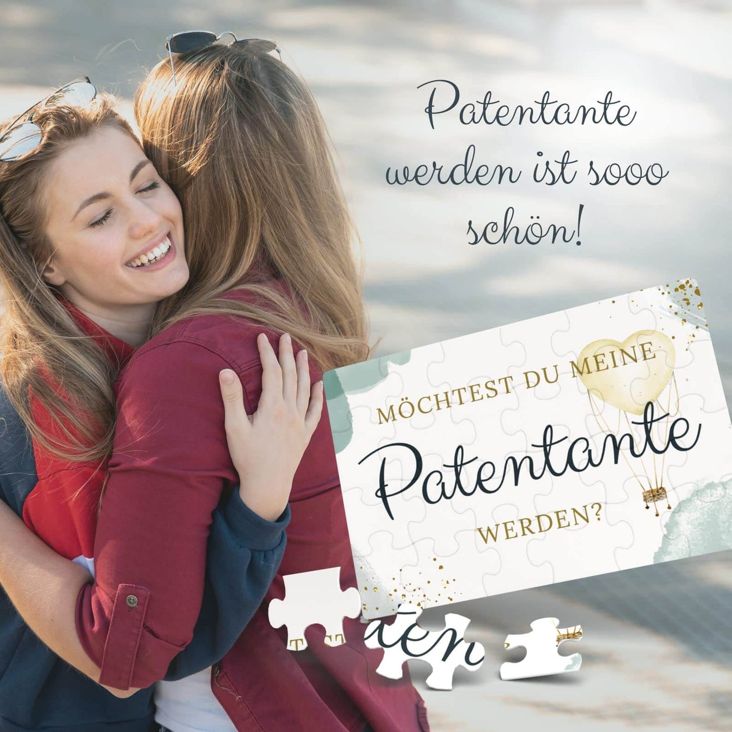 Zwei Frauen umarmen sich glücklich, mit Puzzle zur Frage "Möchtest du meine Patentante werden?" im Hintergrund.