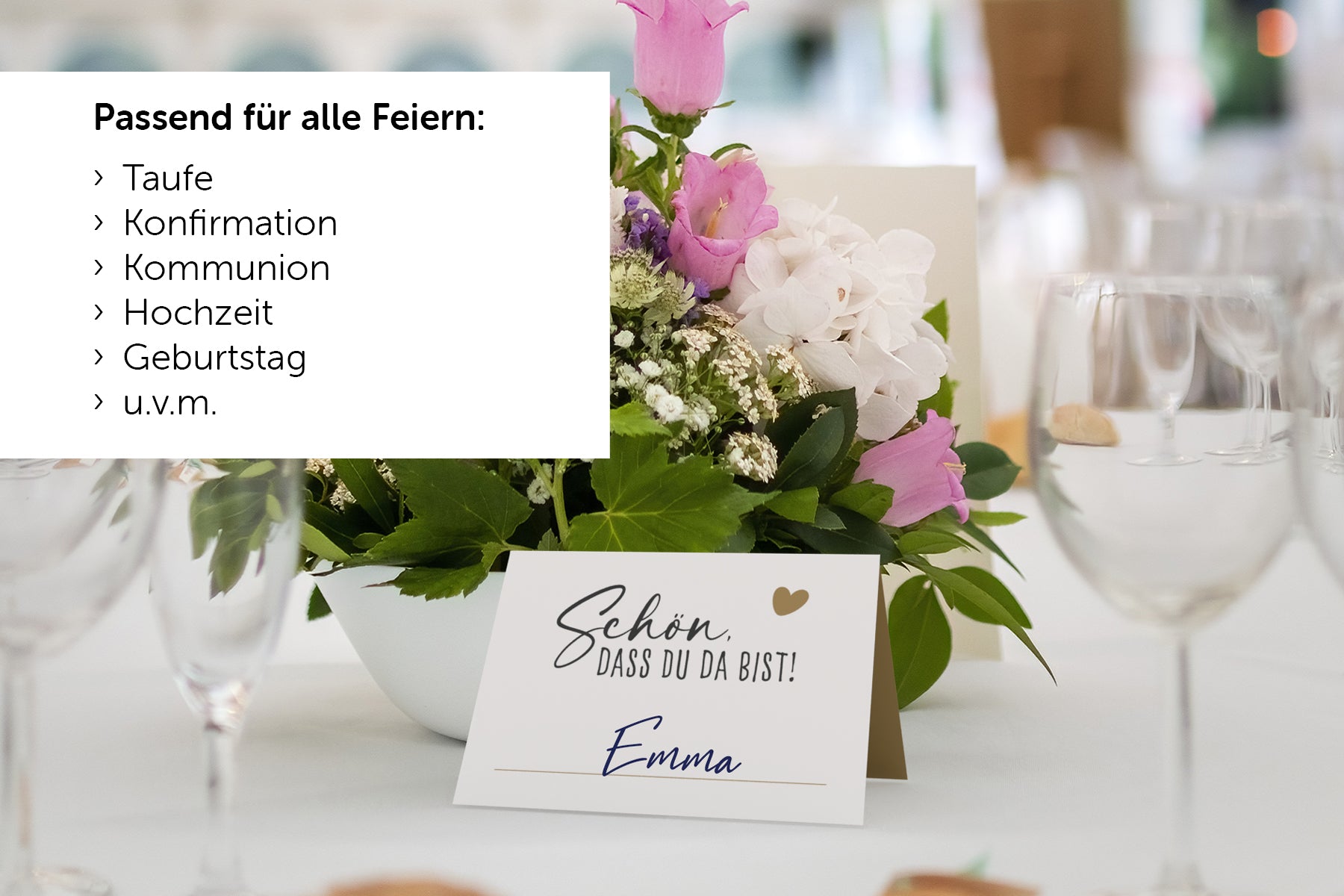 Elegante Tischkarte für Hochzeit und Geburtstag mit persönlichem Willkommen und Blumenarrangement.