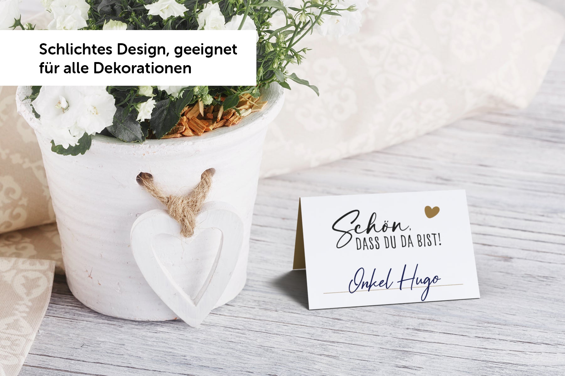 Elegante Tischkarte mit persönlichem Aufdruck für Hochzeiten oder Geburtstagsfeiern, präsentiert neben einer Blume.