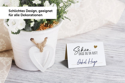 Elegante Tischkarte mit persönlichem Aufdruck für Hochzeiten oder Geburtstagsfeiern, präsentiert neben einer Blume.